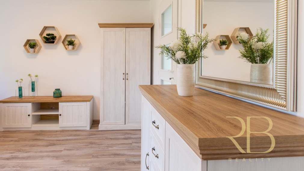 NA PREDAJ _Dizajnová chata_komplet_rekonšt._ Rakaca