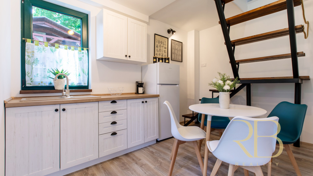 NA PREDAJ _Dizajnová chata_komplet_rekonšt._ Rakaca