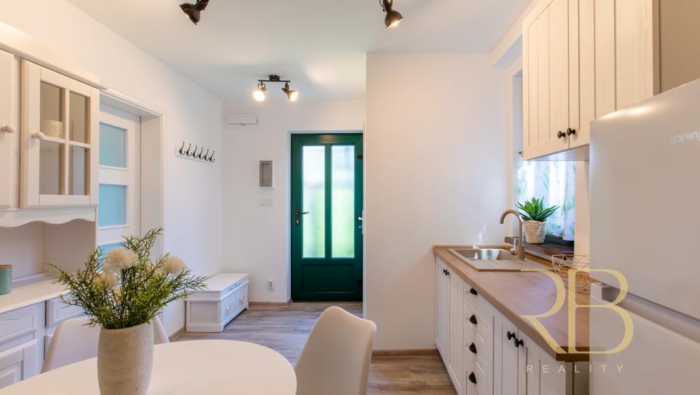 NA PREDAJ _Dizajnová chata_komplet_rekonšt._ Rakaca