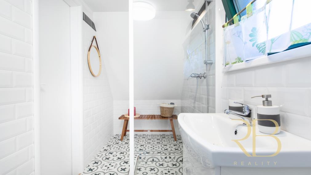 NA PREDAJ _Dizajnová chata_komplet_rekonšt._ Rakaca