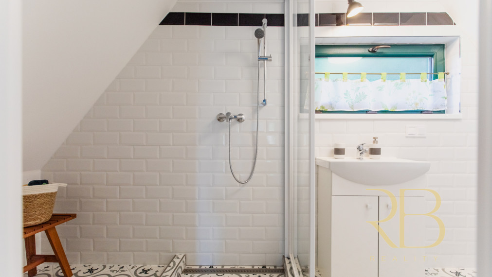 NA PREDAJ _Dizajnová chata_komplet_rekonšt._ Rakaca