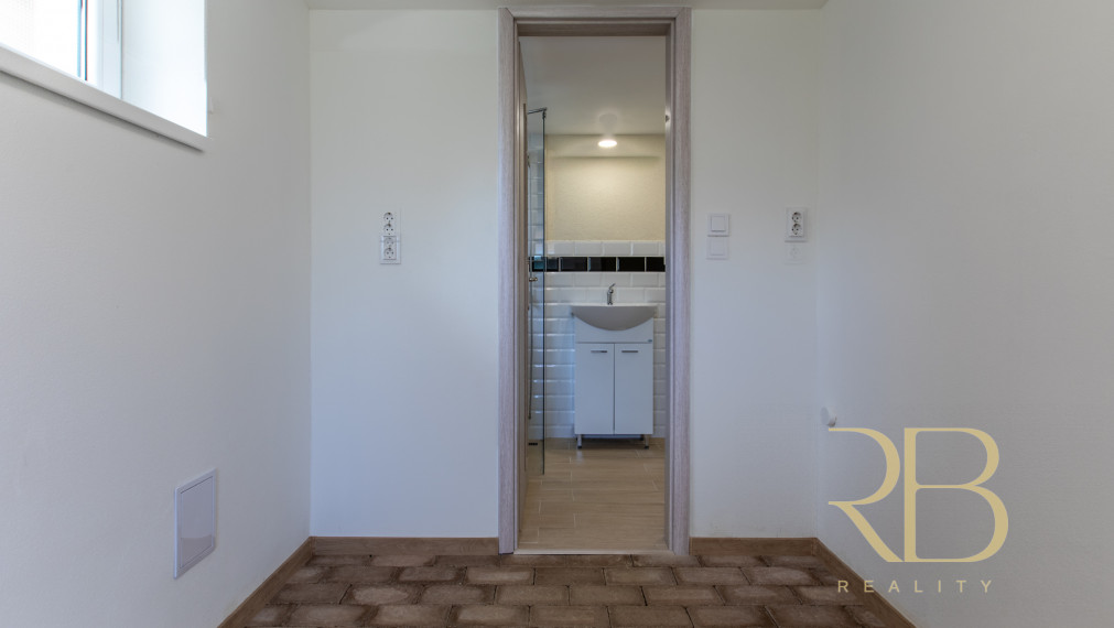 NA PREDAJ _rekreačný dom_ 3 iz. _komplet rekonšt._Rakaca