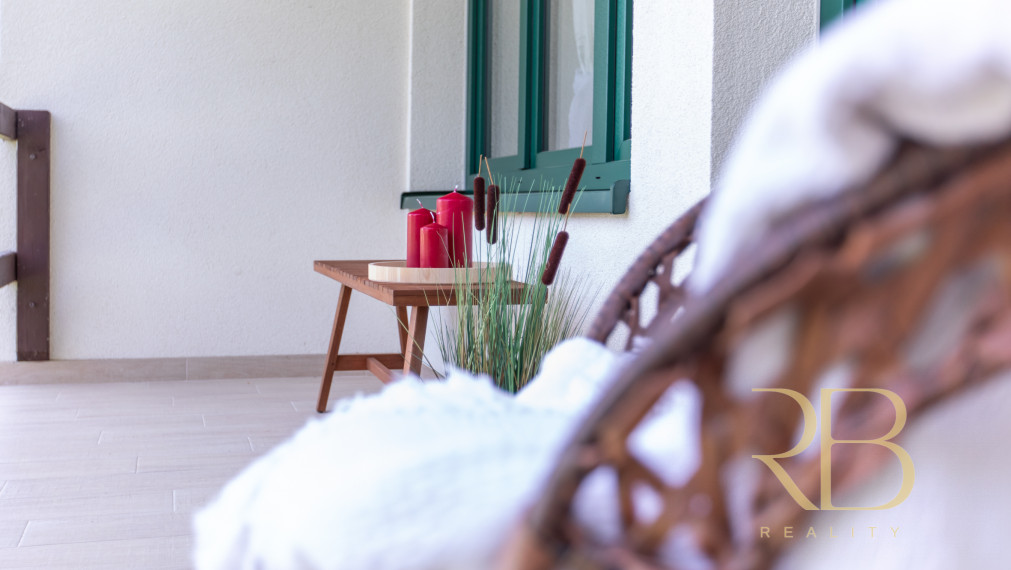 NA PREDAJ _Dizajnová chata_komplet_rekonšt._ Rakaca