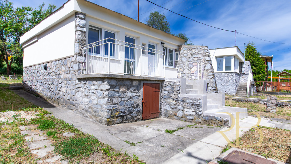 NA PREDAJ _dom pri jazere Rakaca_2 iz._komplet. rekonštrukcia