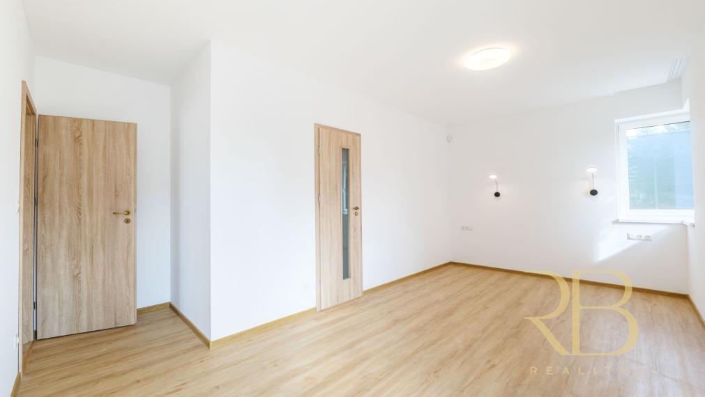 NA PREDAJ _ INVESTIČNÝ KOMERČNÝ AREÁL +tenisový kurt + NOVOSTAVBA RD