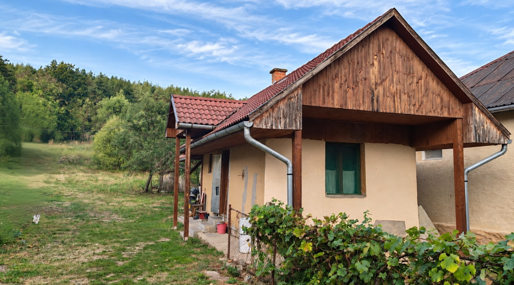 MAĎARSKO _4 iz. RD + malý dom _ pozemok 1568m²_ Tornabarakony