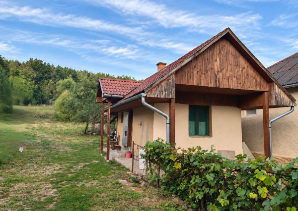 MAĎARSKO _4 iz. RD + malý dom _ pozemok 1568m²_ Tornabarakony
